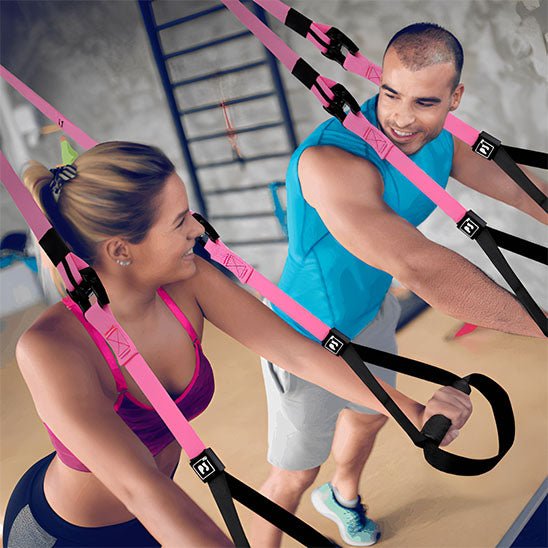 elastique sport un couple en suspension sur chaque bras