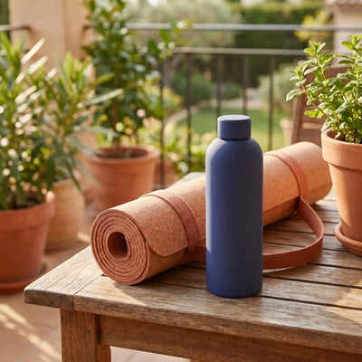 tapis-de-pilates-avec-gourde-sur-table-sur-une-terrasse