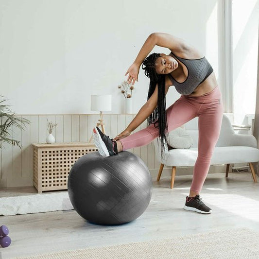 swissball femme exercice dans son salon etirements