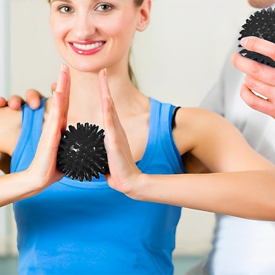 ballon de gym a picot exercices mains épaule