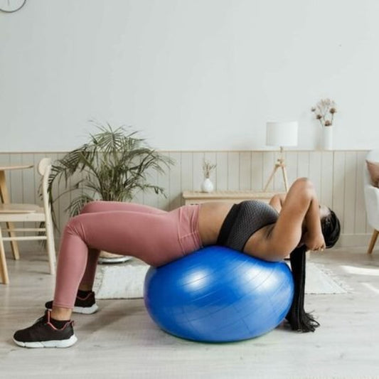 ballon yoga etirements sur ballon femme