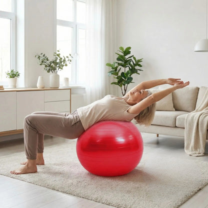 ballon yoga femme exercices sur ballon dans salon