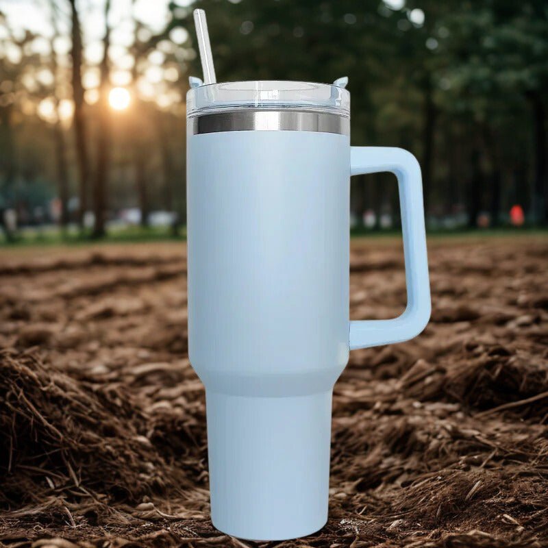 bouteille isotherme bleue au parc