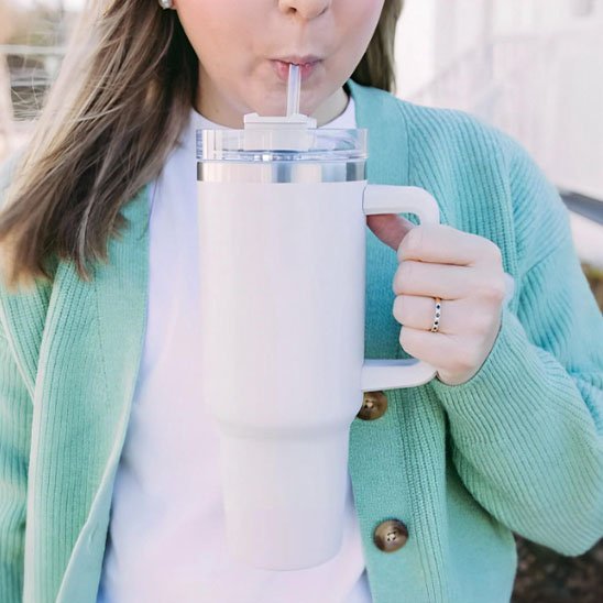 Bouteille isotherme femme buvant gourde blanche