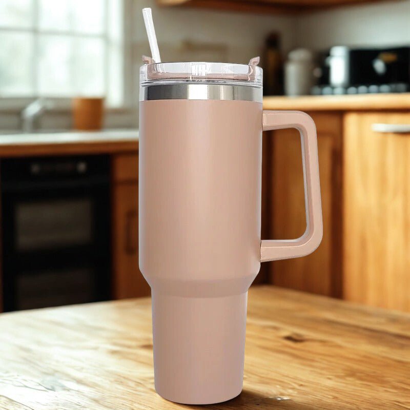 bouteille isotherme marron sur table cuisine