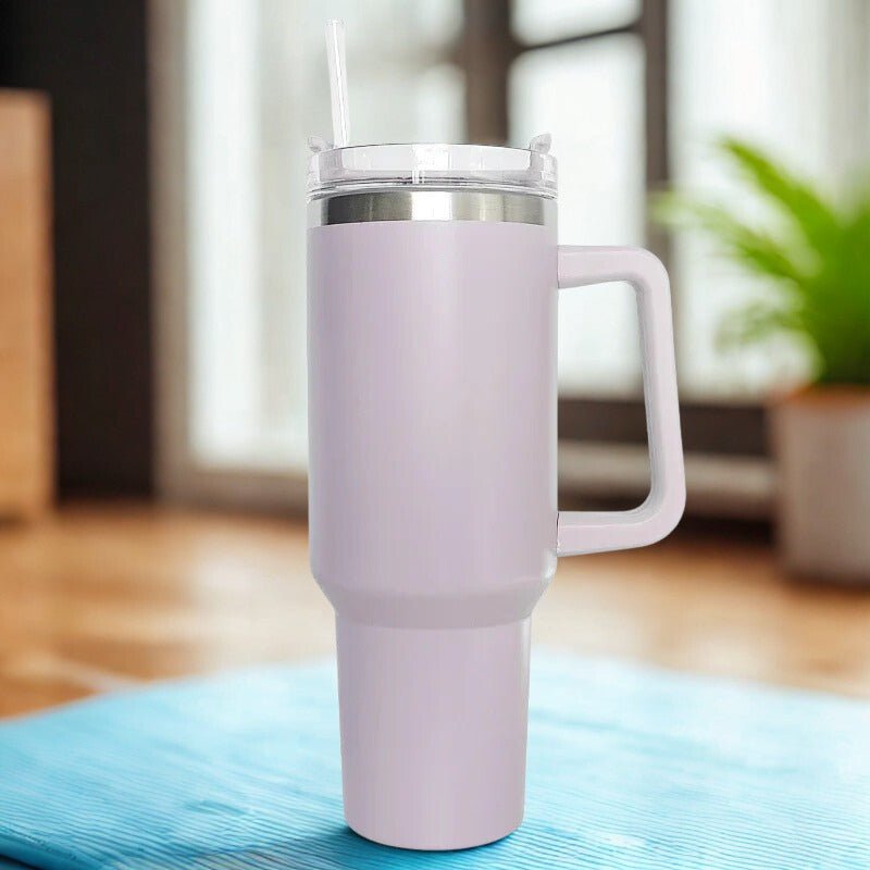 bouteille isotherme rose sur tapis