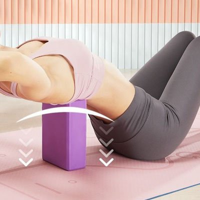 Brique de yoga detente femme birques sou les epaules