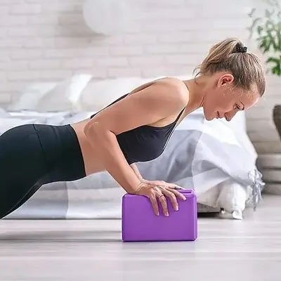 Brique de yoga femme exercices pour travailler la force