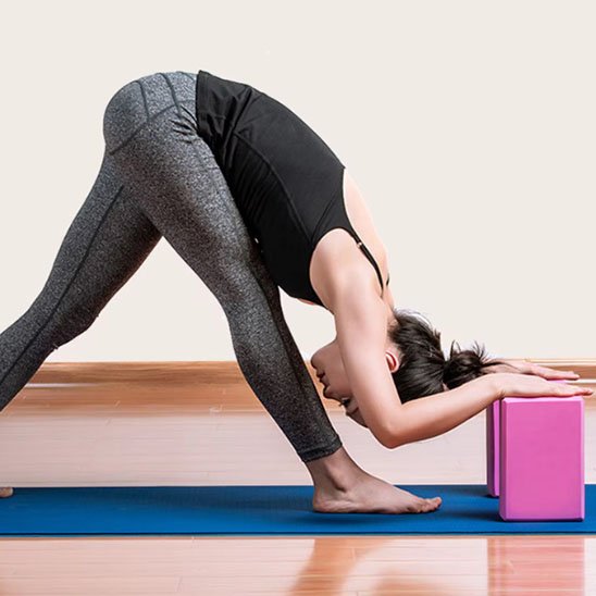 Brique yoga exercice femme souplesse
