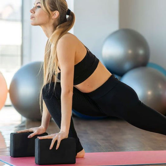 Brique yoga femme exercices position yoga lezard