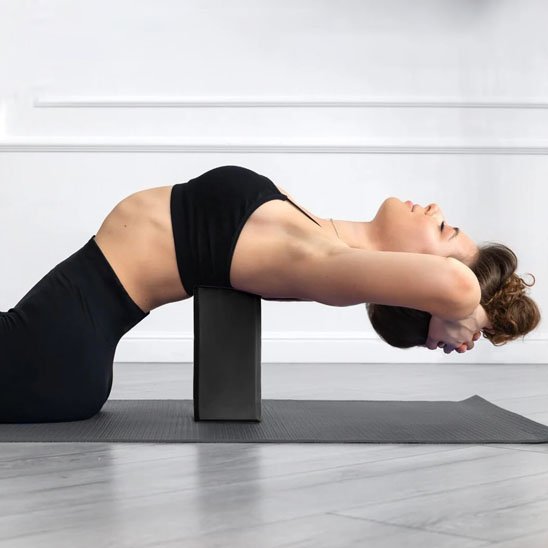 Brique yoga femme position de detente et de recuperation