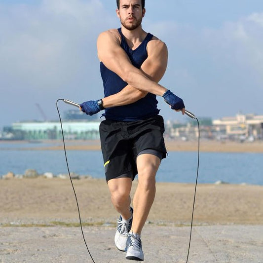 corde a sauter bras croise homme sur plage