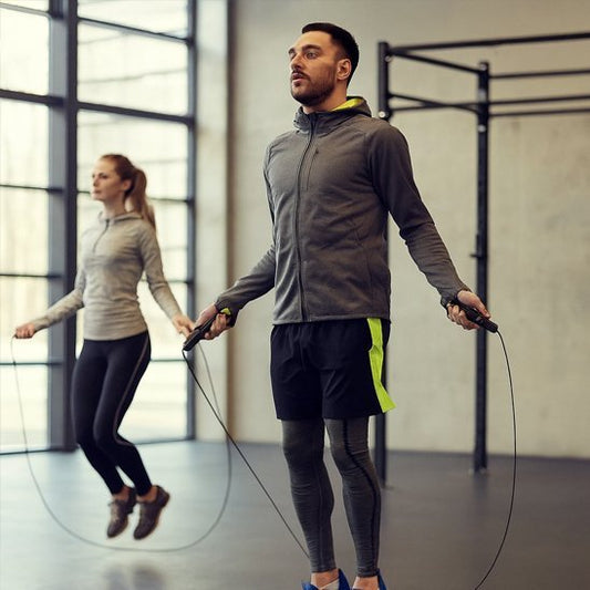 corde a sauter couple exercices en salle de sport