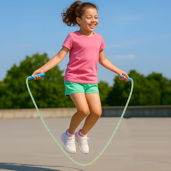 corde a sauter enfant sautant avec