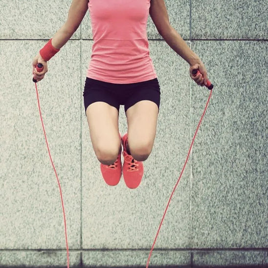corde a sauter femme en plein saut