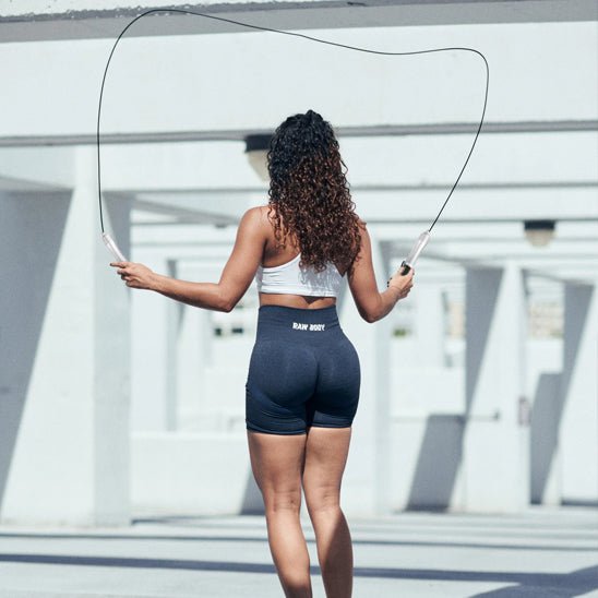 corde a sauter femme faisant des exercices