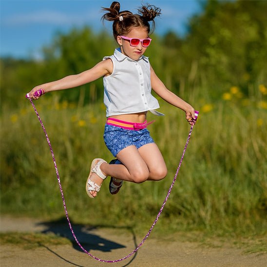 corde a sauter fille en mouvement