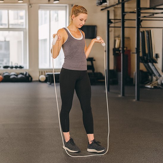 corde a sauter salle femme demarrant exercices