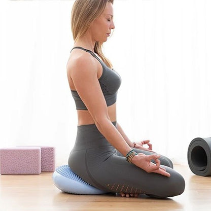 Coussin d équilibre femme assise sur coussin exercices relaxation