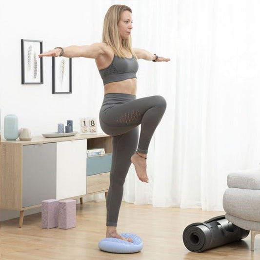 Coussin d équilibre femme debout dans salon