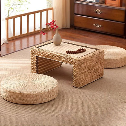 Coussin yoga pour petite table dans salon