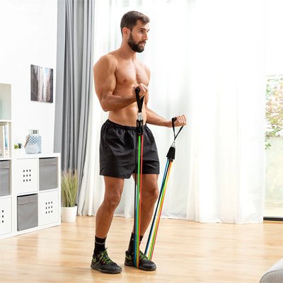 Elastique musculation entrainement homme dans son salon