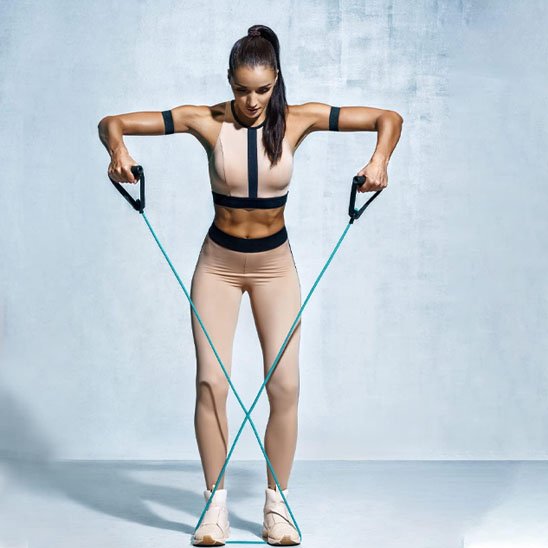 elastique musculation exercices bras epaule par une femme