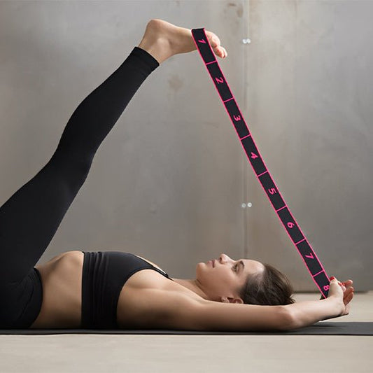 elastique musculation femme faisant etirement une jambe tendue