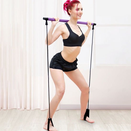 Élastique musculation femme faisant exercices traction