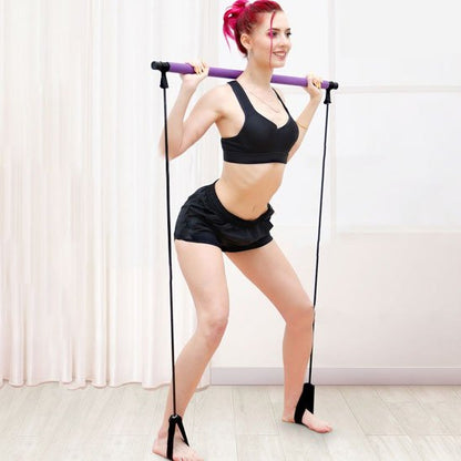 Élastique musculation femme faisant exercices traction