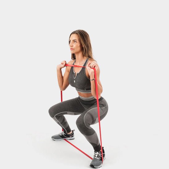 elastique musculation femme faisant un squat