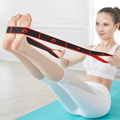 elastique musculation femme faisant exercices avec jambes tendues
