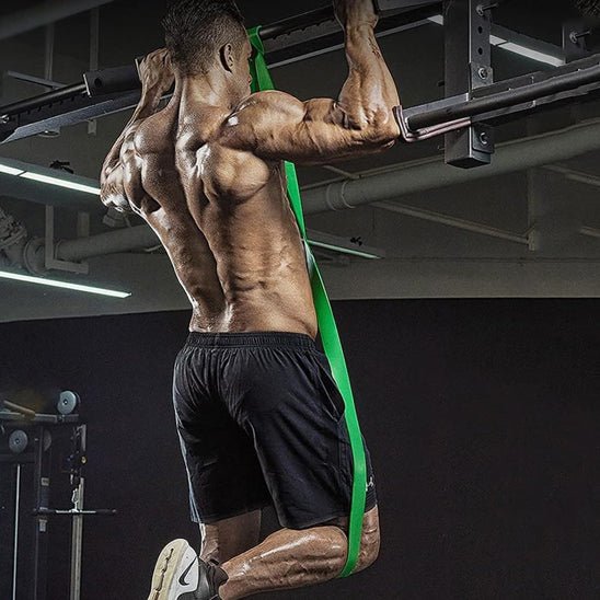 elastique musculation vert avec homme faisant une traction a une barre