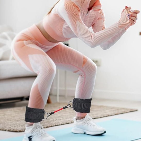 elastique sport femme dans salon faisant squat