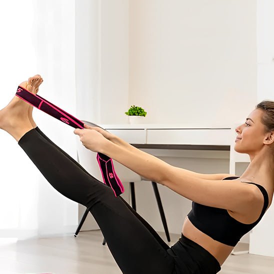 femme assise avec elastique musculation etirant les deux jambes