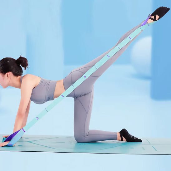 femme utilisant élastique musculation sur tapis fond bleu