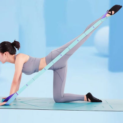 femme utilisant élastique musculation sur tapis fond bleu