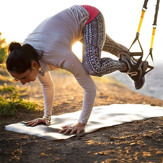 femme en suspension avec elastique sport en pedanlant