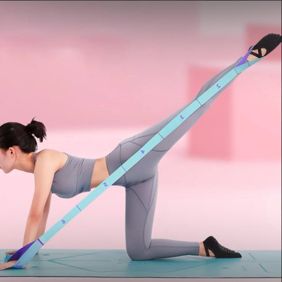 femme faisant exercice élastique musculation pastel fond rose