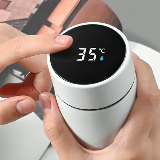 Gourde isotherme avec indicateur température dessus gourde