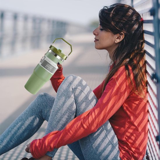 Gourde isotherme femme degustant son cafe