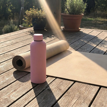 gourde isotherme gourde et tapis naturel sur terrasse