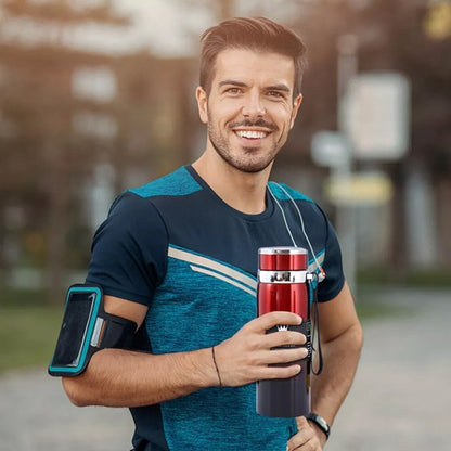 Gourde isotherme homme en train de s'entrainer pause hydratation