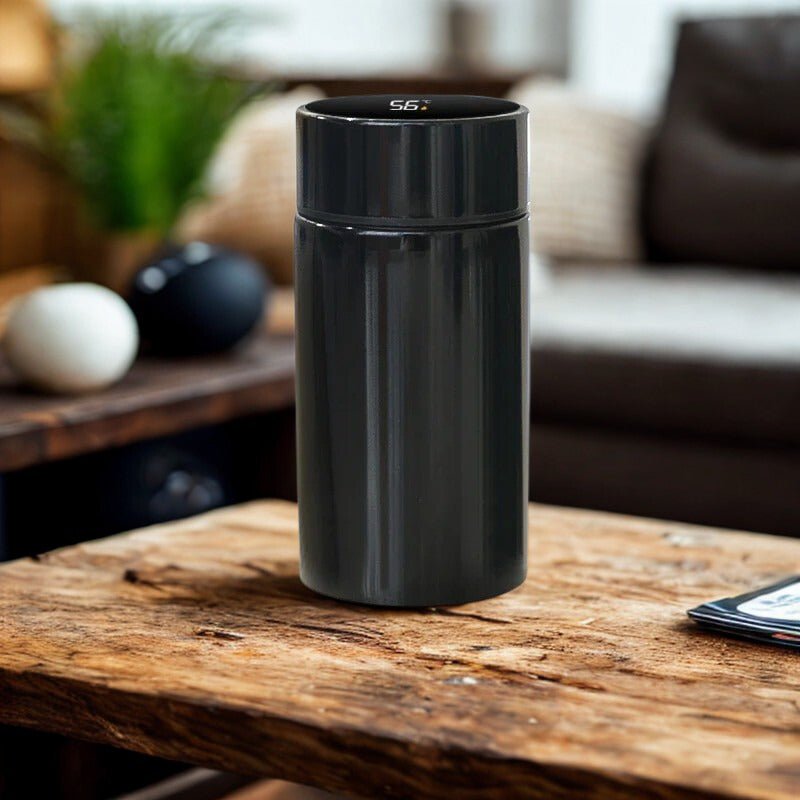 gourde isotherme noire sur table salon