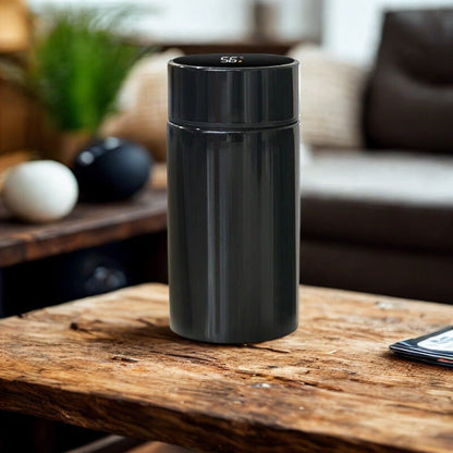 gourde isotherme noire sur table salon