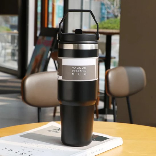 Gourde isotherme noire sur une table