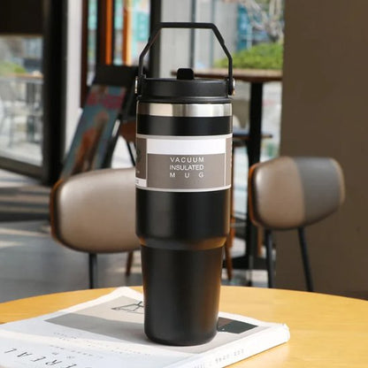 Gourde isotherme noire sur une table