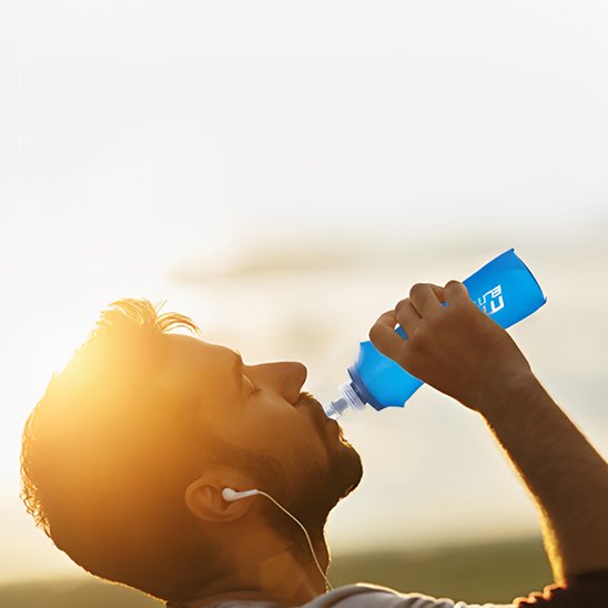 gourde pour le sport homme buvant