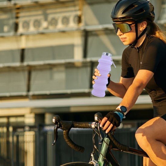 gourde pour le sport jeune femme en velo