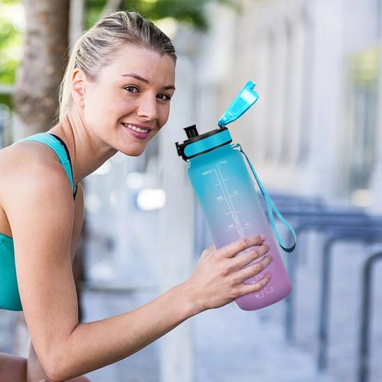 gourde sport femme exercices en exterieur pause hydratation